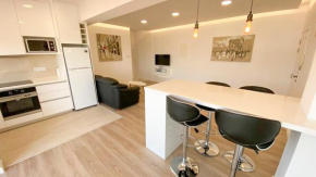 Franklin's Place, modern 2 bedroom, Sleeps 5